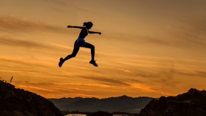 En person som hoppar över en klippa för att illustrera att han eller hon ska göra en förändring.