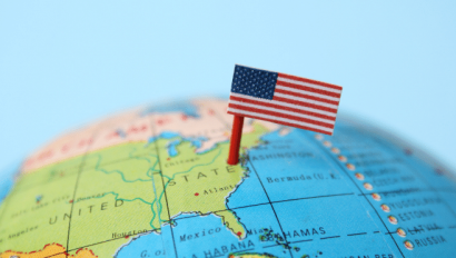 Karta över USA med en amerikansk flagga på toppen