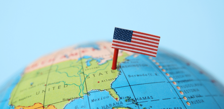 Karta över USA med en amerikansk flagga på toppen