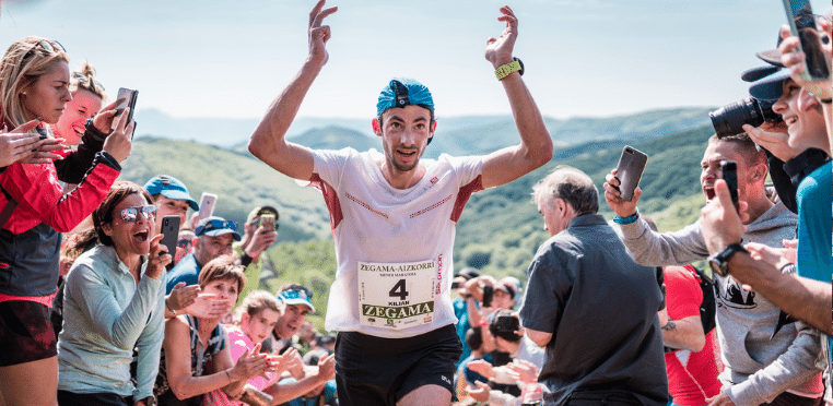 Kilian Jornet avslutter et løp omgitt av fans.