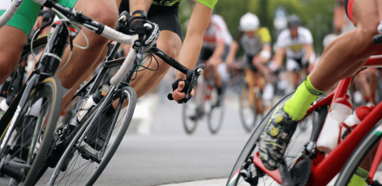 Carrera de bicicletas en acción