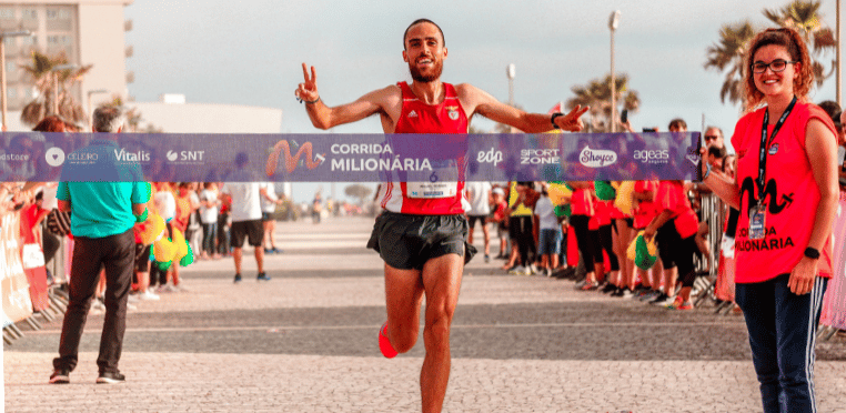 El ganador del maratón cruza la línea de meta
