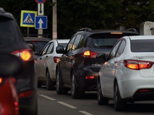 Bilar i tung trafik